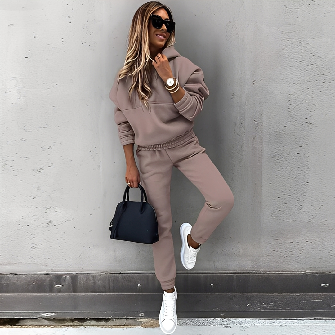 Conjunto de moletom feminino com capuz e calça, ideal para outfit diário, conforto e estilo relaxado.