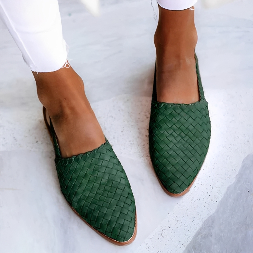 Sandálias femininas clássicas, sinônimo de elegância e conforto para o verão. Calçado versátil para o dia a dia.