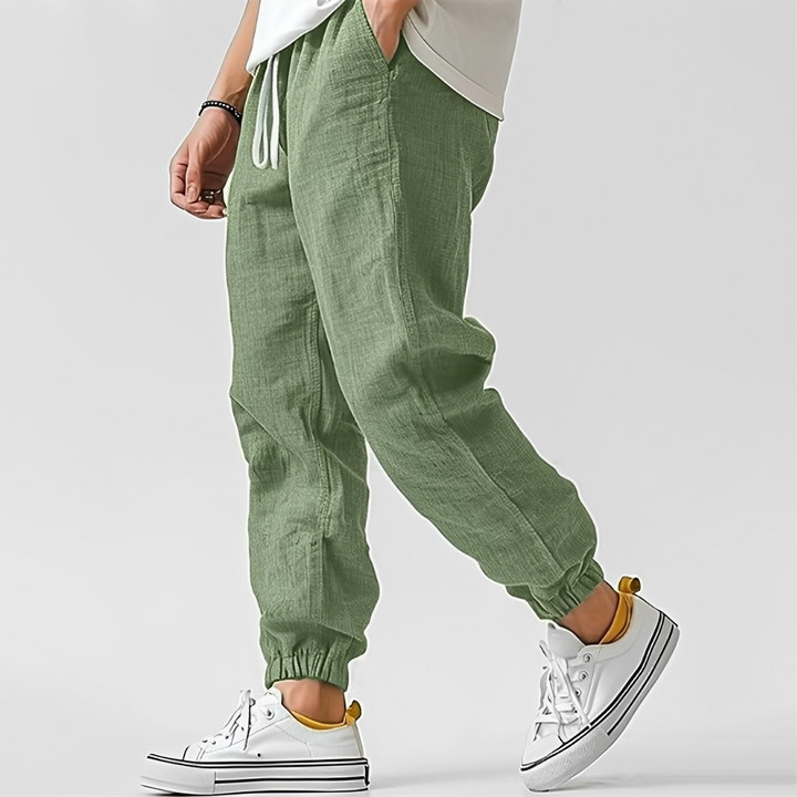 Roupa masculina de verão: calças casuais e elegantes, com conforto moderno e estilo versátil.