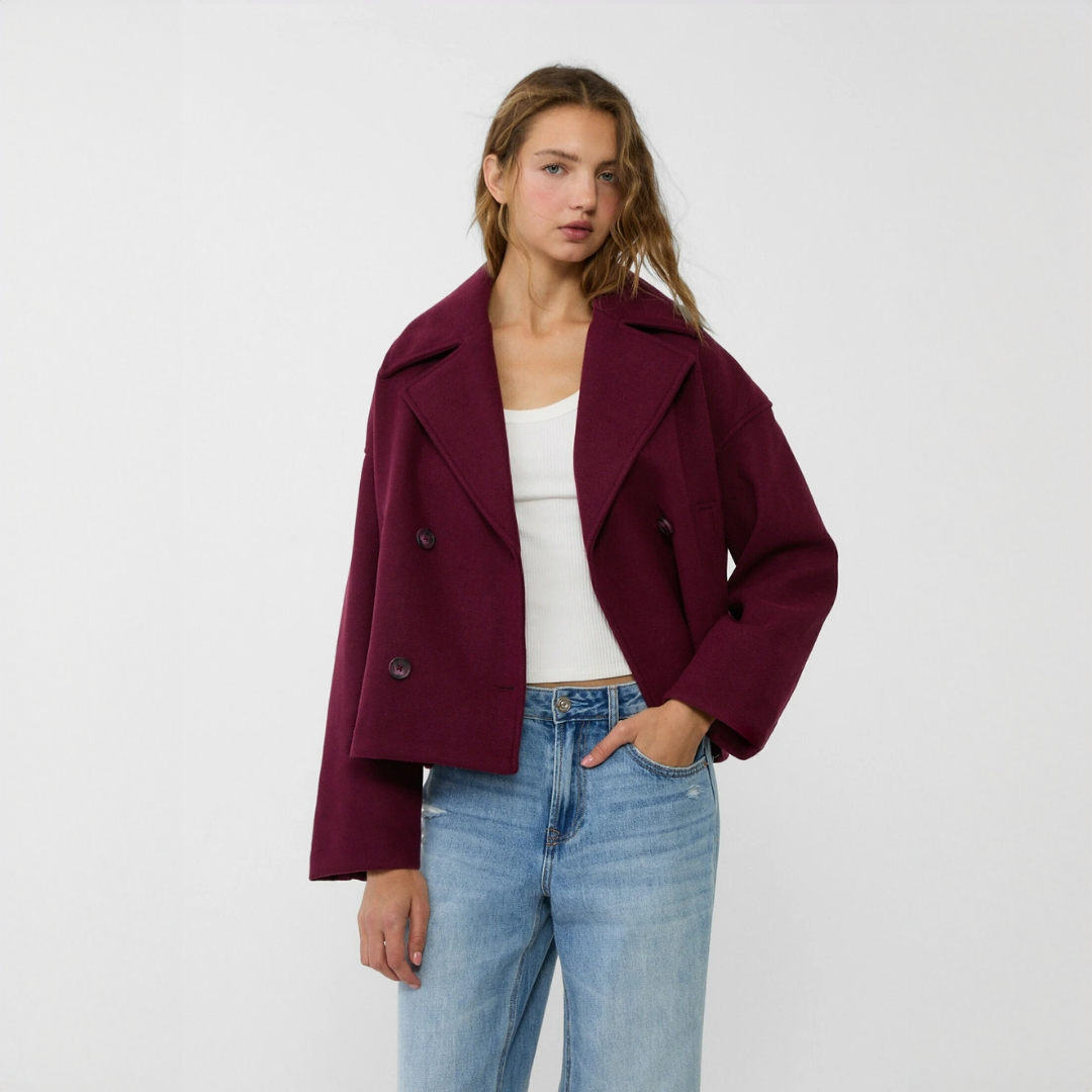 Jaqueta feminina Claire curta e elegante. Casaco perfeito para looks de outono/inverno, combinando estilo e conforto.