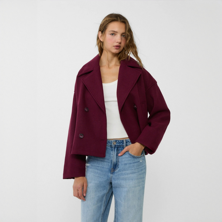 Jaqueta feminina Claire curta e elegante. Casaco perfeito para looks de outono/inverno, combinando estilo e conforto.