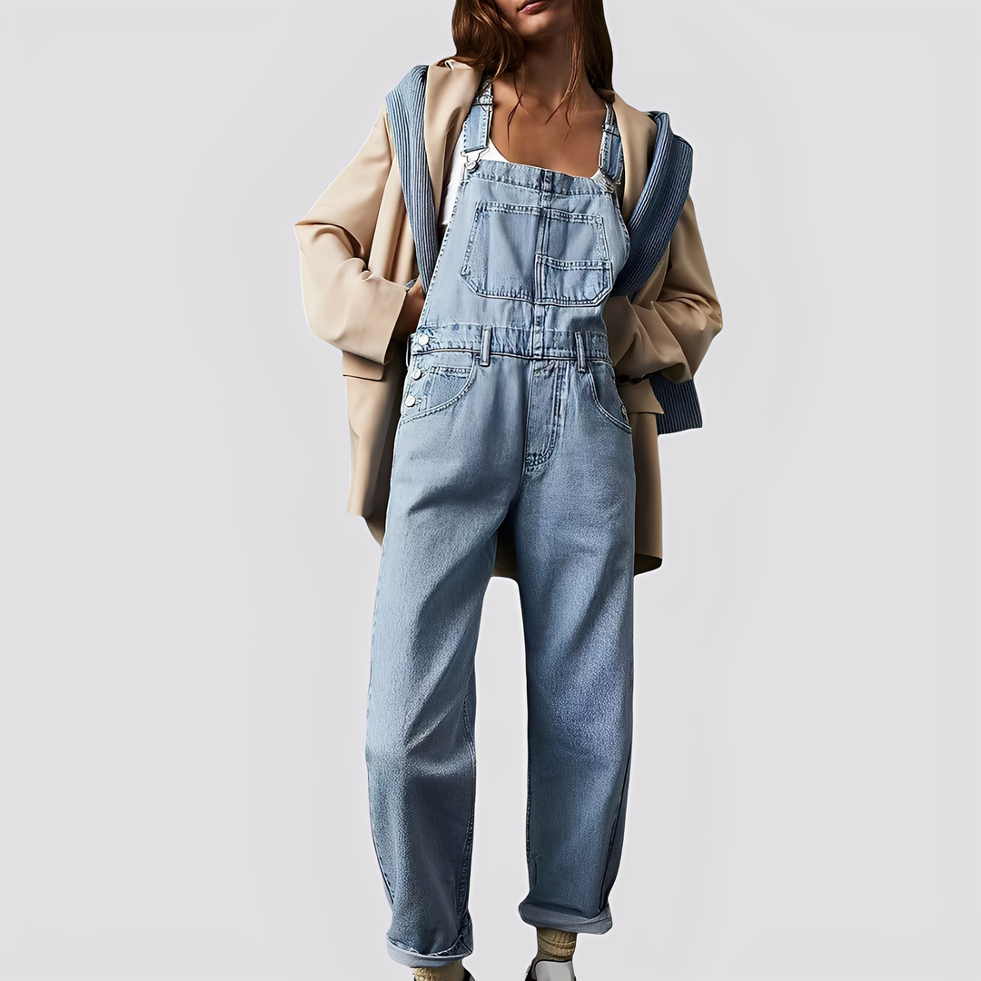 Jardineira jeans feminina cinza solta Mildred, peça curinga para diversas combinações de estilo.