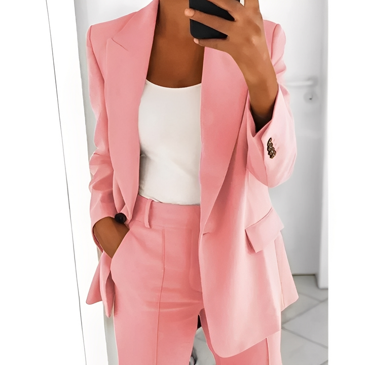 Blazer e calças femininas: conjunto chic para roupa de trabalho, combinando elegância e estilo.