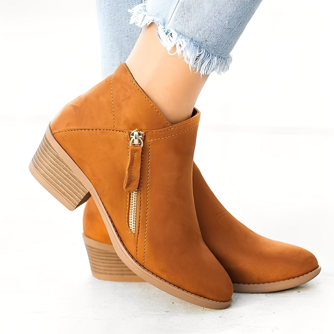 Bota feminina versátil com fecho, perfeita para looks diários e casuais com elegância.