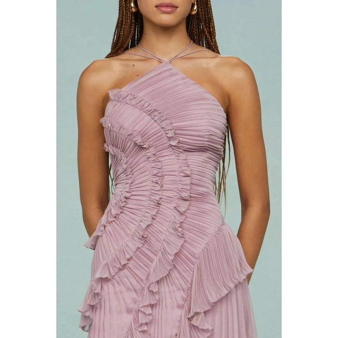 Glamouroso vestido feminino longo com babados, ideal para ocasiões especiais.
