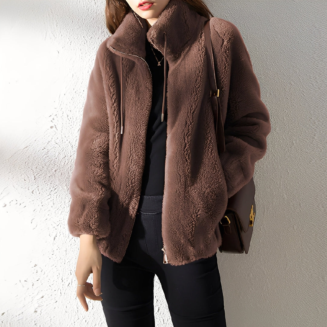 Homem usando cardigan masculino de inverno, exibindo um visual casual e elegante com conforto.