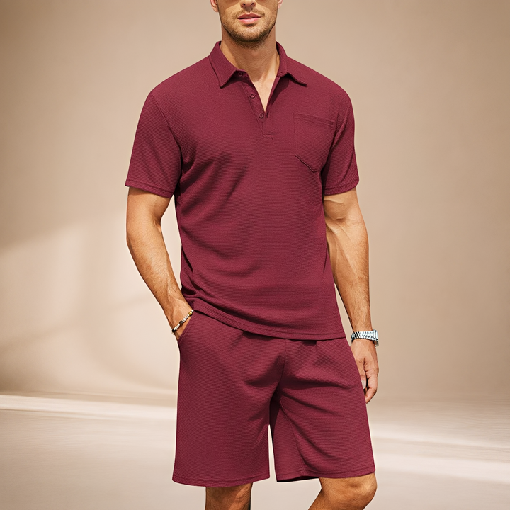 Modelo vestindo conjunto masculino casual polo waffle, shorts e camisa, exibindo estilo e conforto de verão.