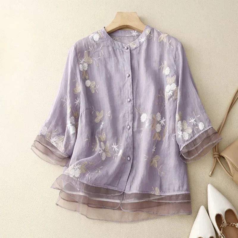 Roupa feminina: Blusa de verão bordada, leve e fresca, essencial para looks da estação.