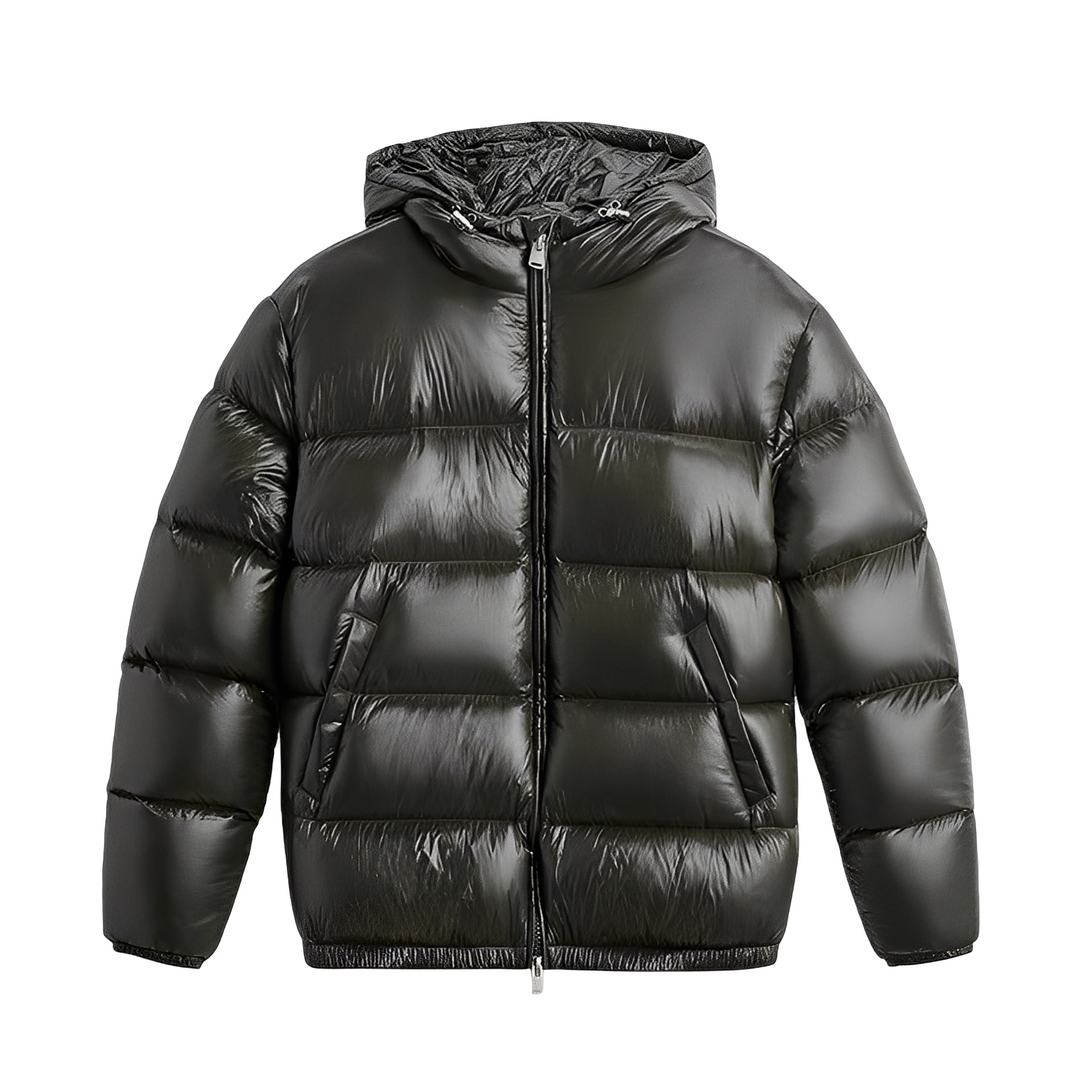 Jaqueta masculina com capuz, estilo moderno, para o inverno. Roupa de frio confortável e ideal para proteção contra o vento.
