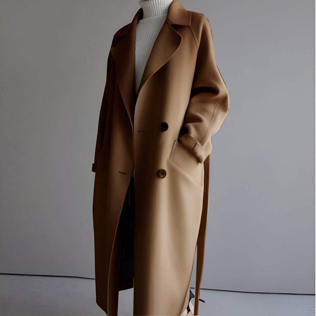 Casaco feminino quente e elegante com cinto estruturado, moda outono/inverno.