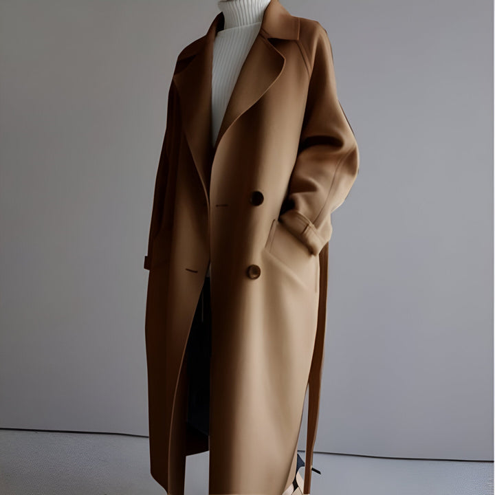 Casaco feminino quente e elegante com cinto estruturado, moda outono/inverno.