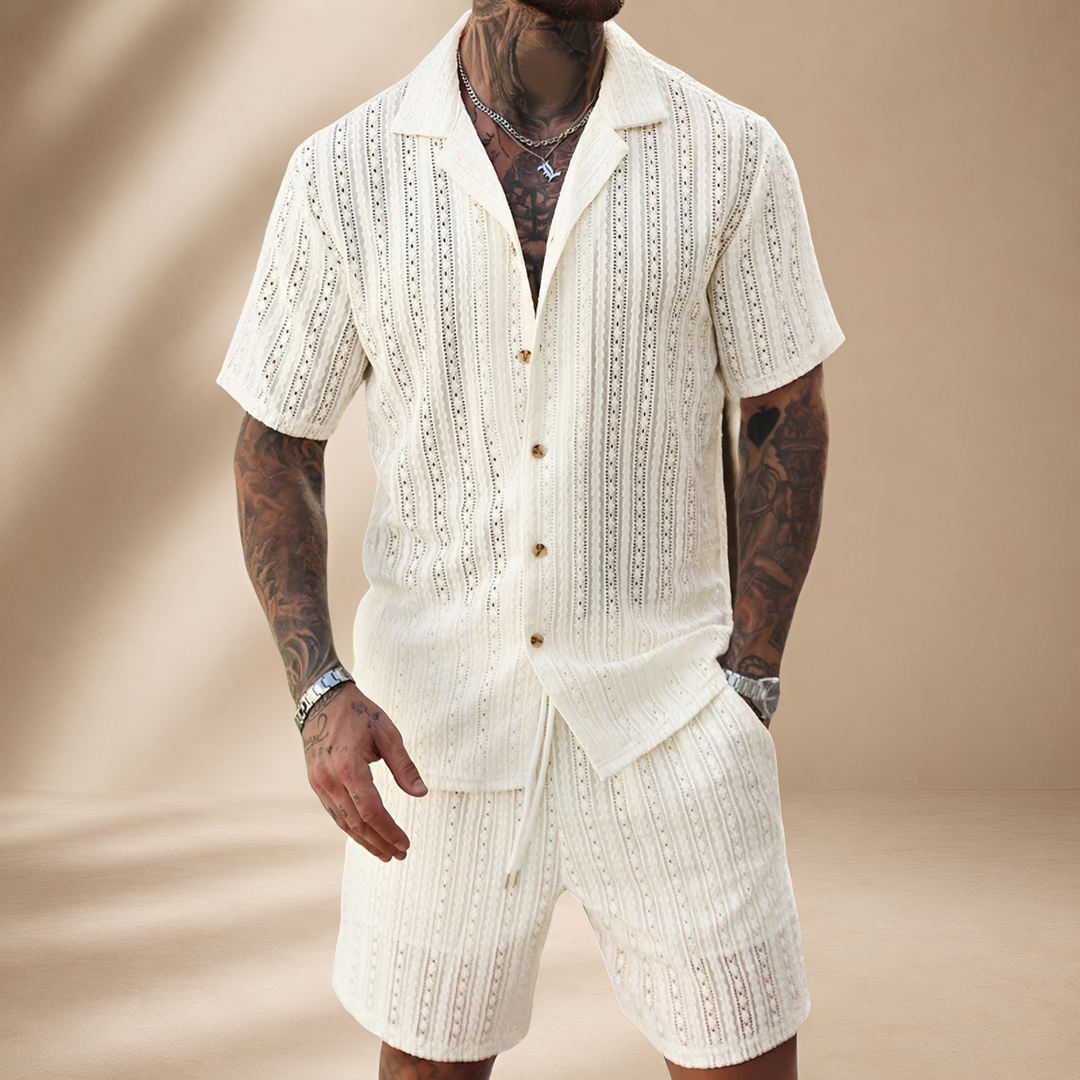 Conjunto masculino relaxado e casual com recortes modernos. Roupa de verão ideal para férias e conforto diário.