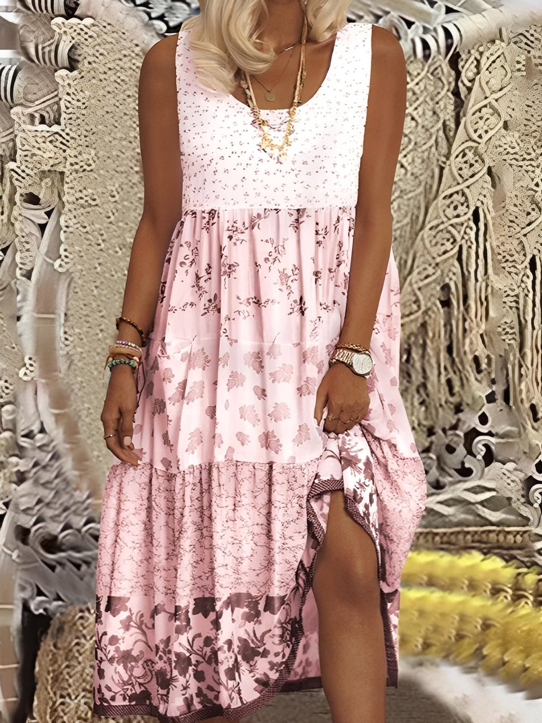 Vestido midi feminino boho para verão, com estampa vibrante e tecido leve.