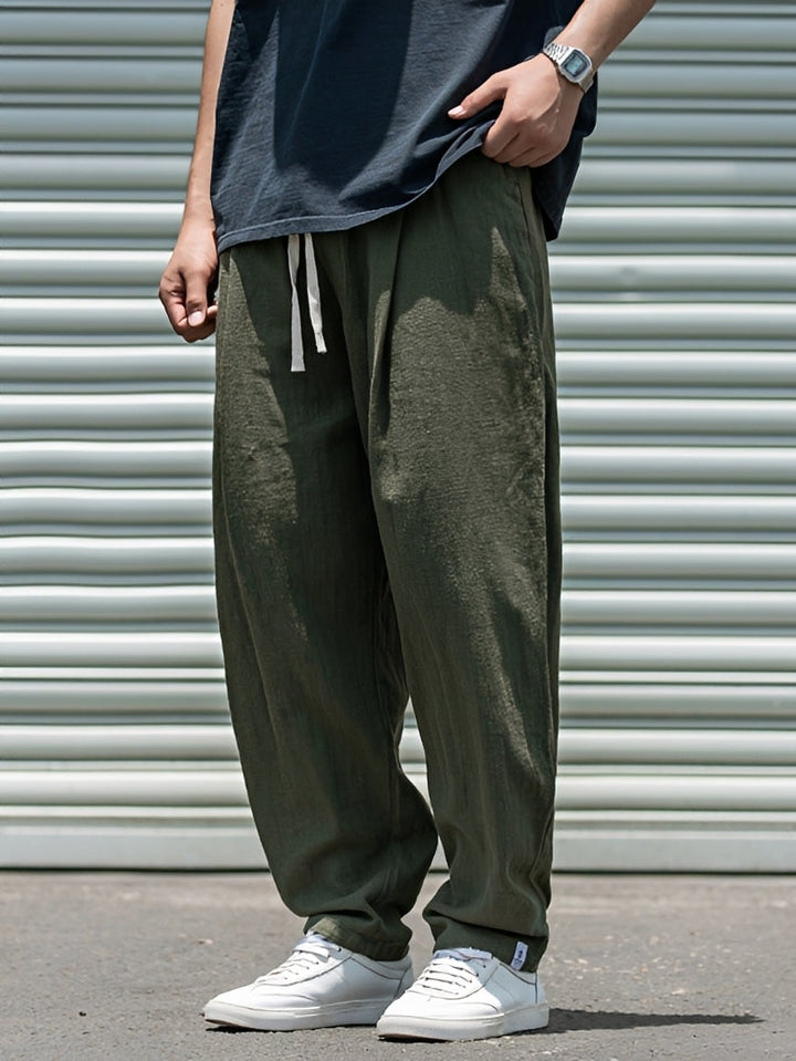Calça masculina reta e larga, estilo casual contemporâneo. Caimento solto e moderno para a moda de verão. Pantalona de homem.