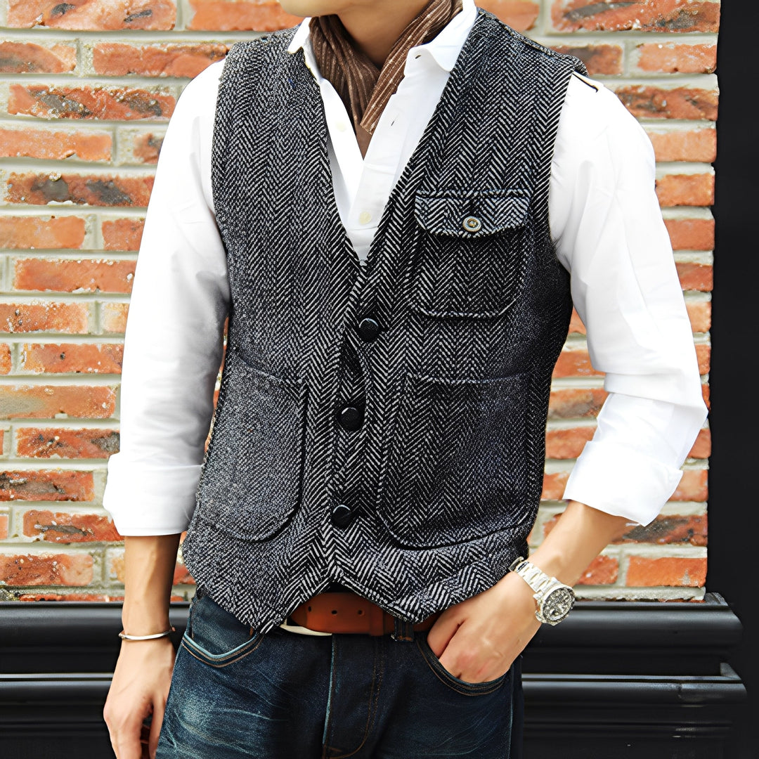 Colete masculino de tweed marrom texturizado, com bolsos e botões, vestuário clássico e moderno.