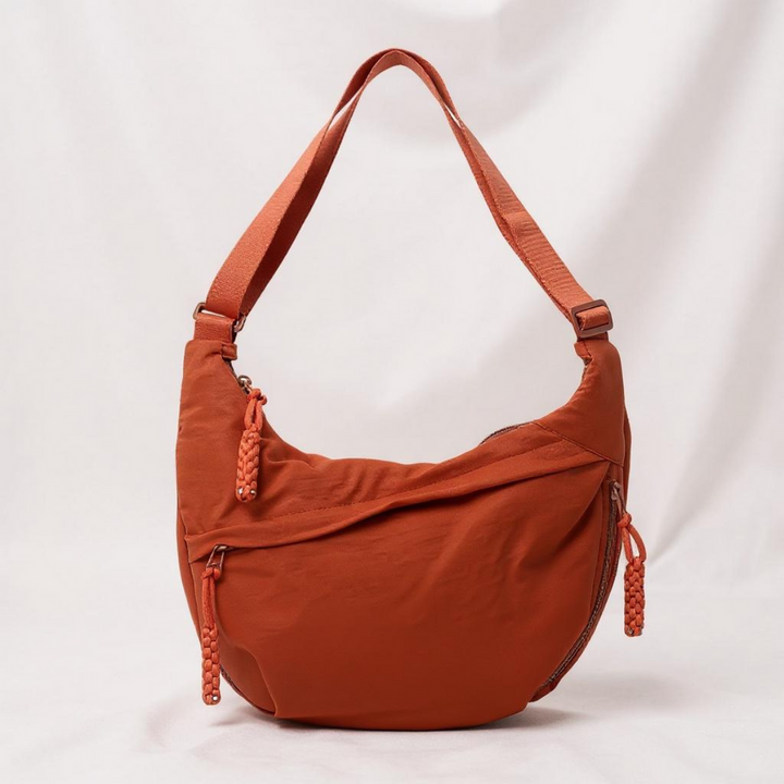Bolsa transversal feminina casual preta, ideal para o dia a dia e viagem, com alça de ombro ajustável e moderna.