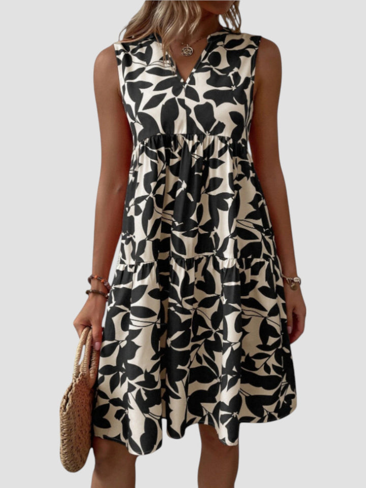 Vestido de verão midi feminino, com estampa vibrante de folhas. Look elegante e casual para o dia a dia.