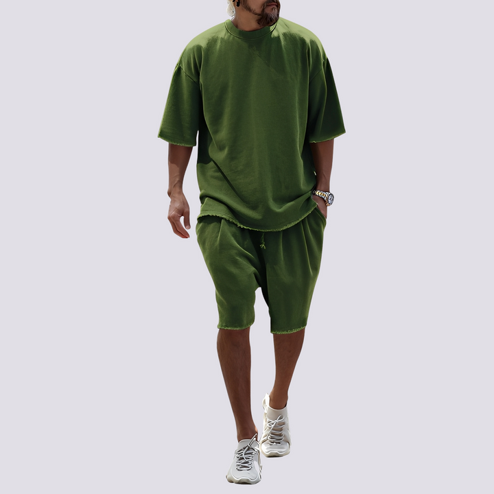 Conjunto masculino de verão, com camiseta e bermuda soltas. Conforto e estilo casual para o homem moderno.