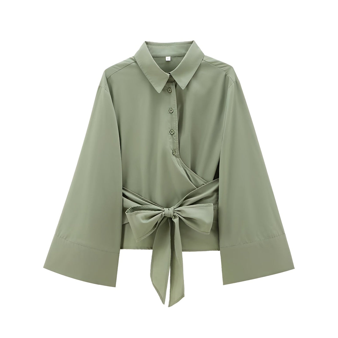Blusa de verão feminina com cinto em cor vibrante, vestuário elegante para dias quentes.