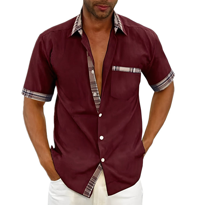 Camisa masculina casual com gola e botões, detalhe de moda e conforto para dias quentes de verão.