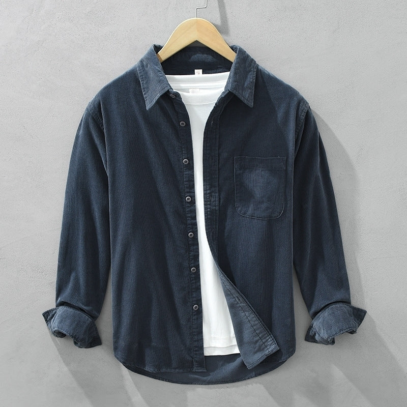 Sobrecamisa masculina: peça versátil de manga comprida que funciona como jaqueta leve casual.