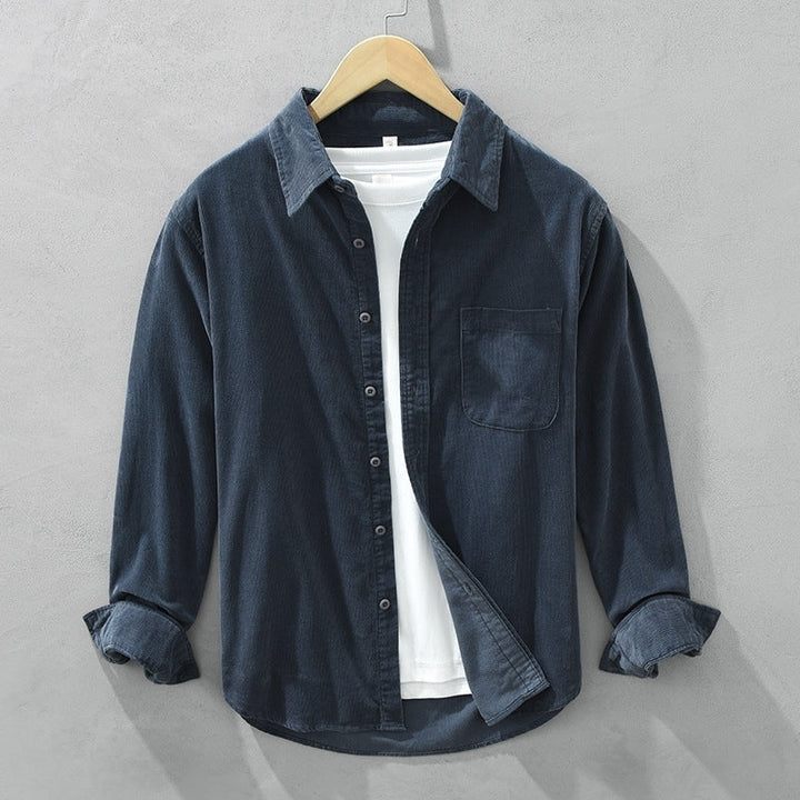 Sobrecamisa masculina: peça versátil de manga comprida que funciona como jaqueta leve casual.