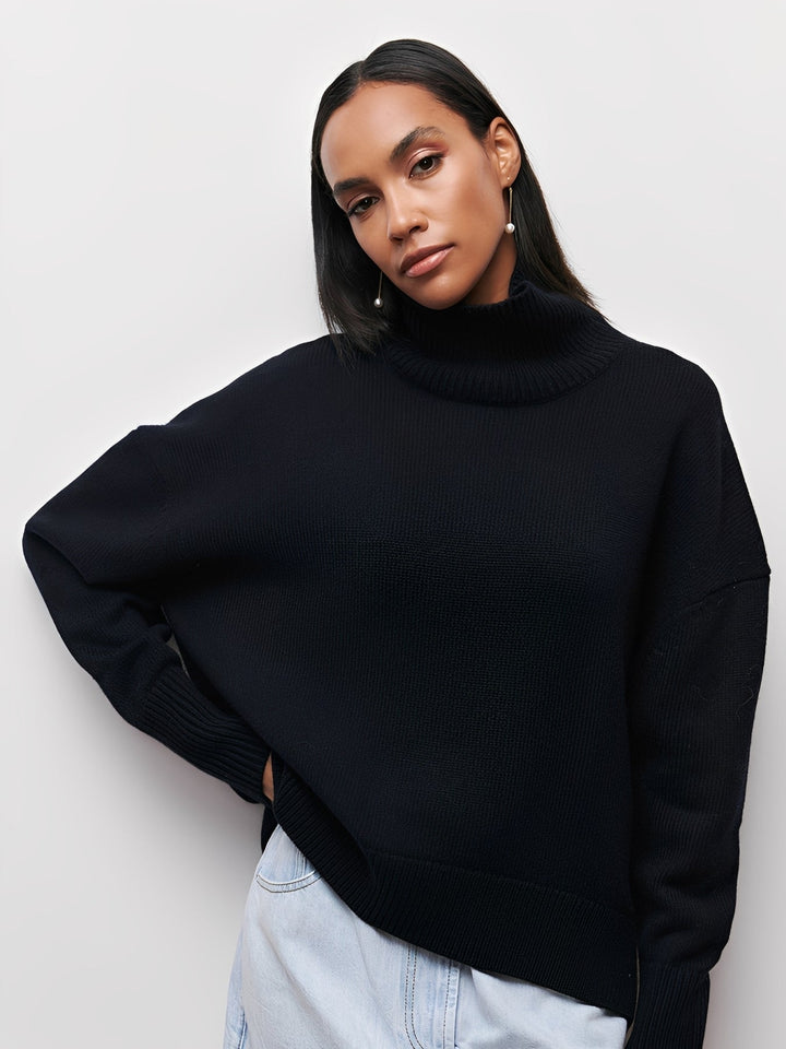Suéter feminino quente e estiloso com gola alta, proporcionando conforto e elegância no inverno.