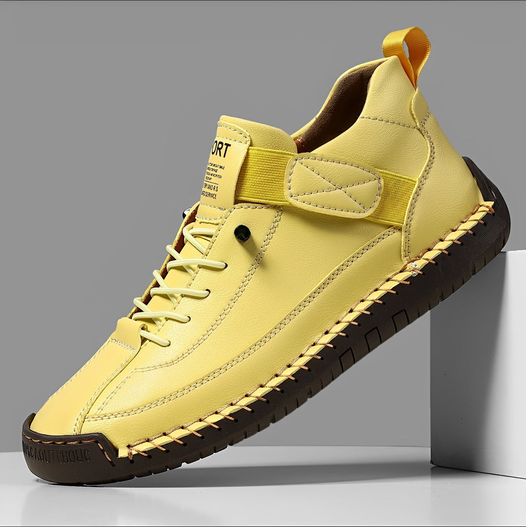 Calçado feminino versátil com cadarço, perfeito para looks de moda casual e conforto no verão.