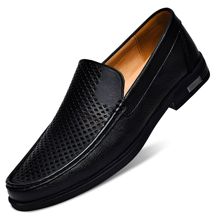 Detalhe da textura do couro do mocassim masculino. Sapatos clássicos e confortáveis para homem.