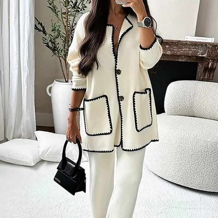 Conjunto de duas peças feminino, ideal para um estilo casual e elegante. Vestuário confortável e moderno.