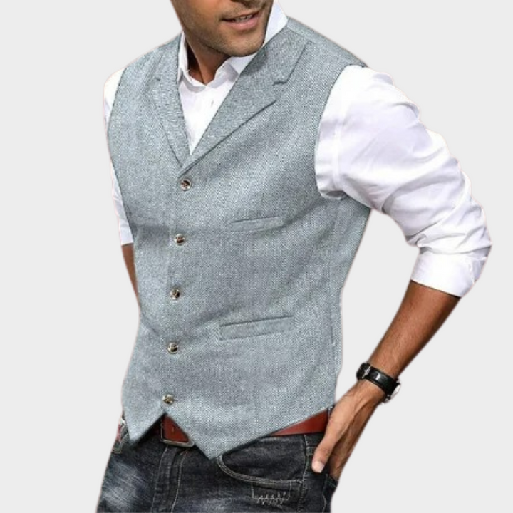 Colete masculino formal de luxo com acessórios. Look elegante e completo para casamentos e festas, pura sofisticação.