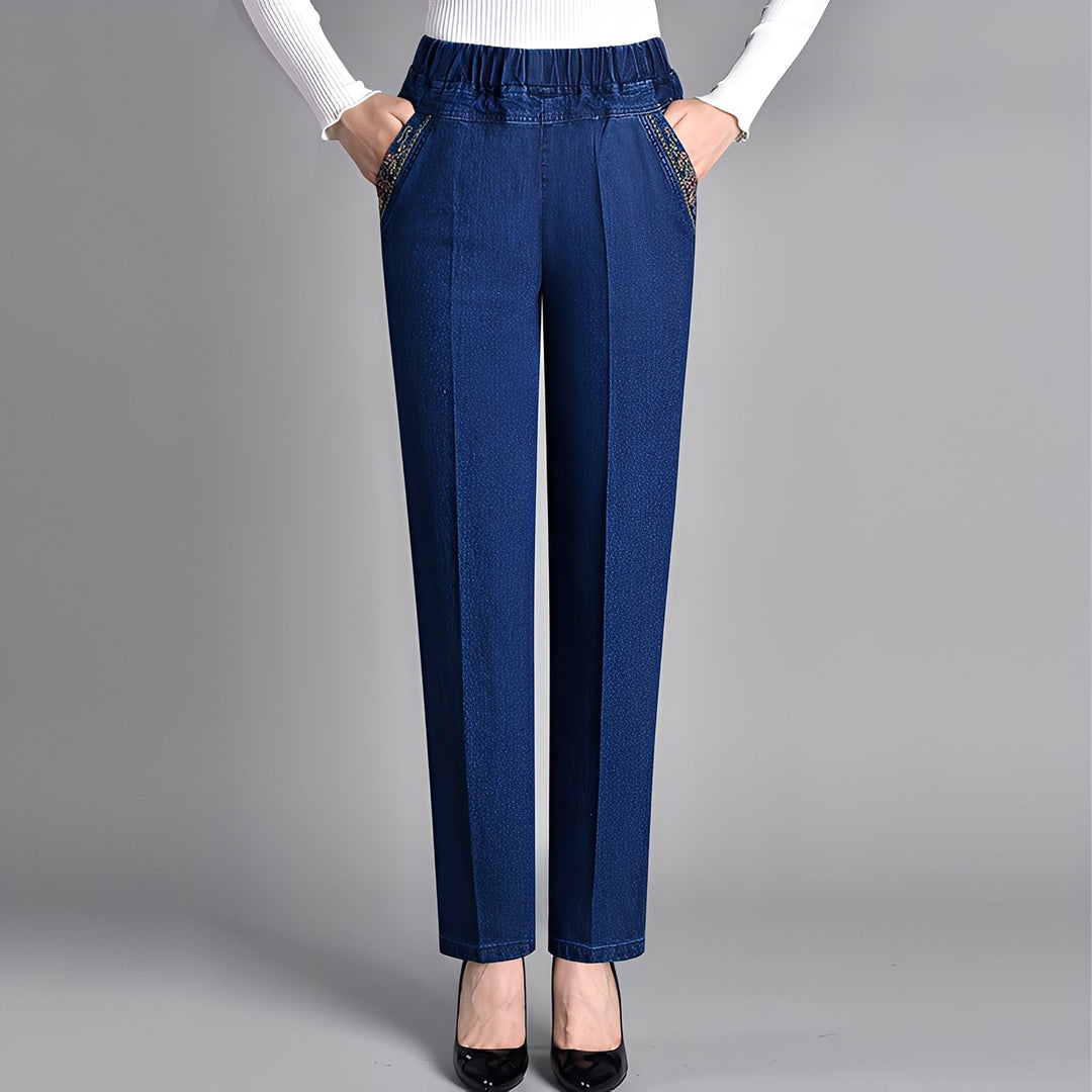 Calça feminina preta, confortável com cintura elástica. Estilo casual e perna reta, ideal para moda diária.