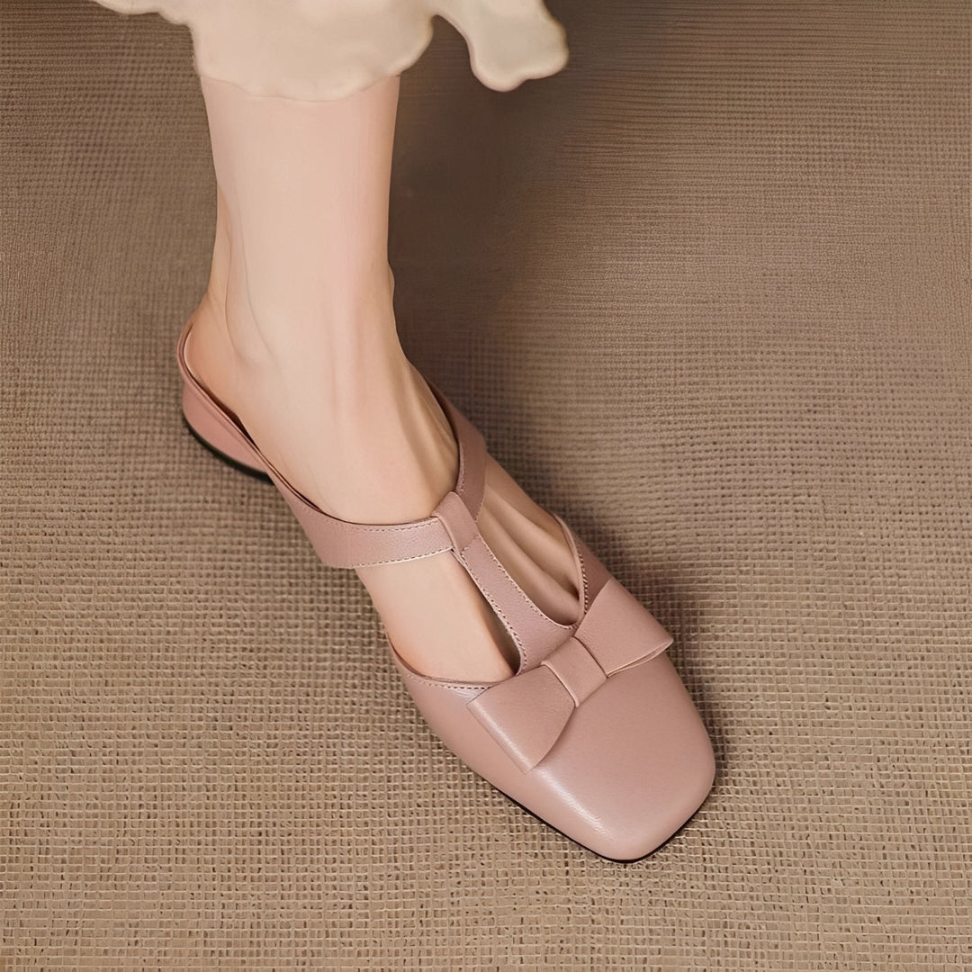 Par de sandálias mule femininas com laço delicado, ideal para um visual de verão. Elegância e conforto garantidos.