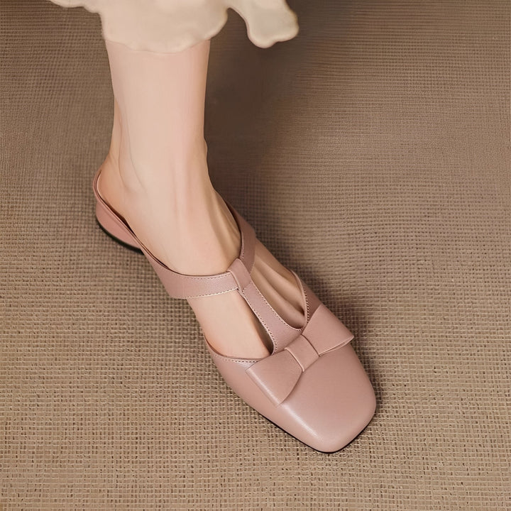 Par de sandálias mule femininas com laço delicado, ideal para um visual de verão. Elegância e conforto garantidos.
