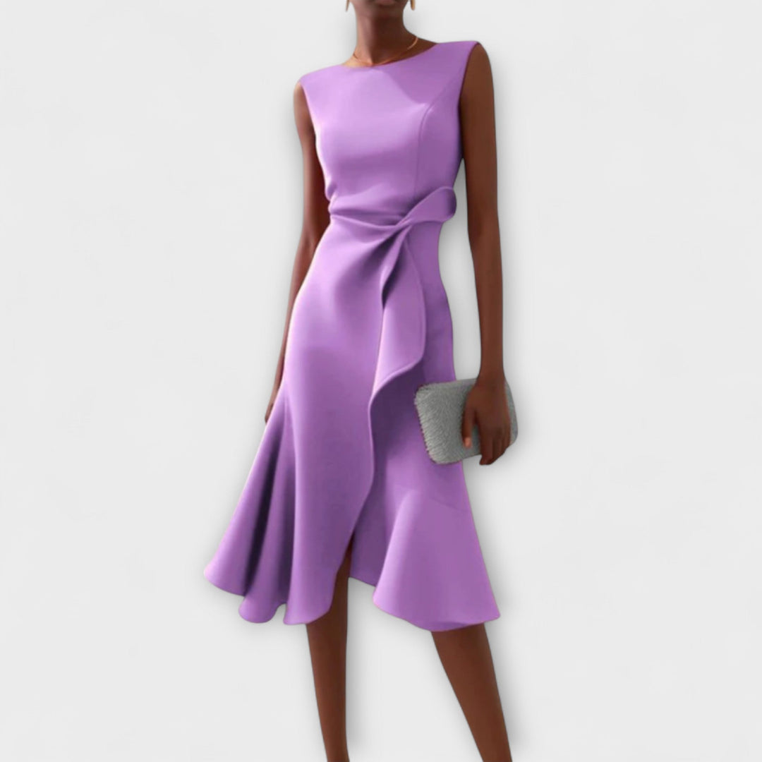 Vestido feminino midi elegante para eventos, com detalhes drapeados e barra assimétrica. Estilo moderno.