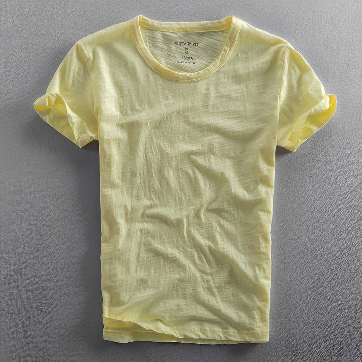 T-shirt masculina vintage casual, conforto descontraído, perfeita para moda de verão e estilo diário.