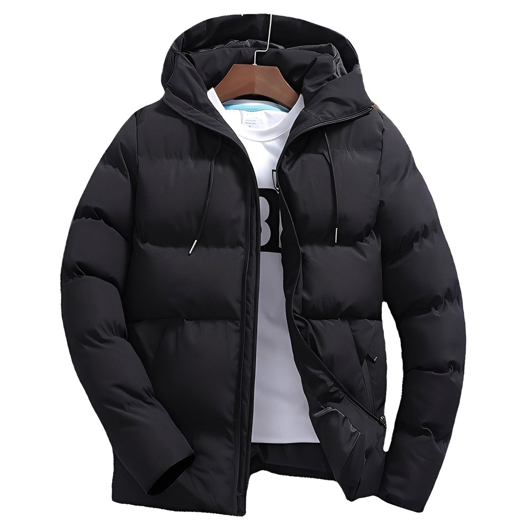 Roupa homem: jaqueta acolchoada com capuz. Proteção e estilo casual para dias frios. Ideal para outono e inverno.