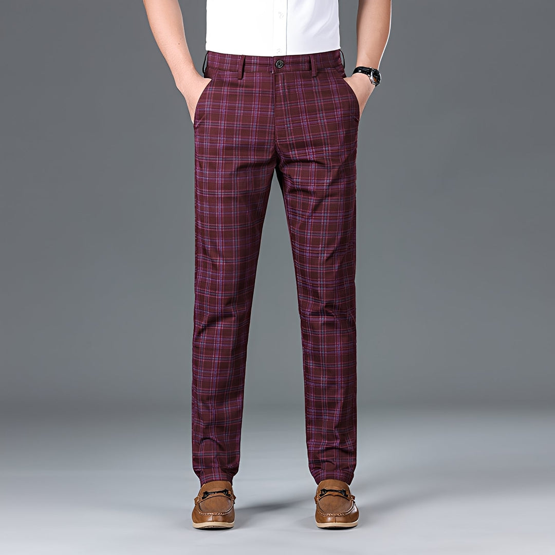 Homem veste calças masculinas xadrez, combinando conforto e estilo. Ideal para um look diário ou casual de primavera.