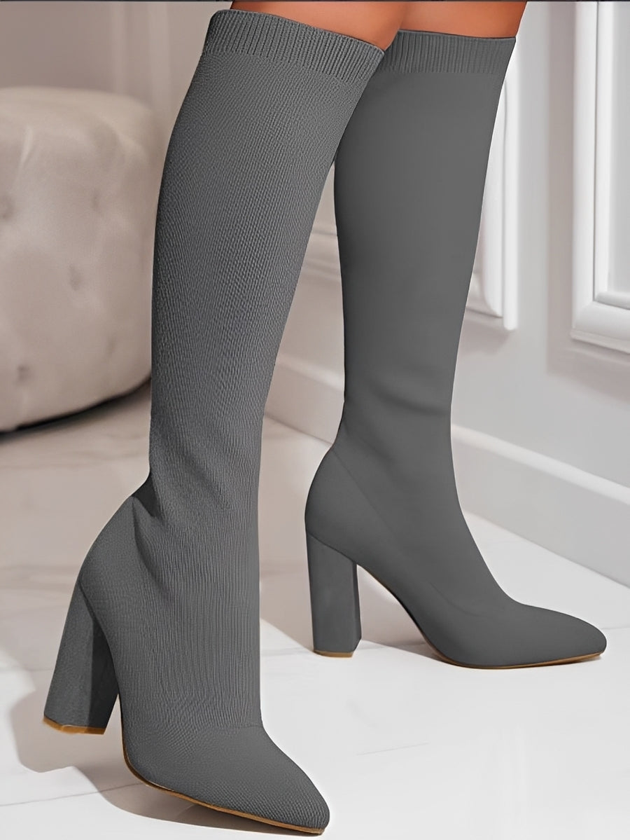 Modernas botas femininas de salto alto, calçado essencial para um estilo chique e elegante.
