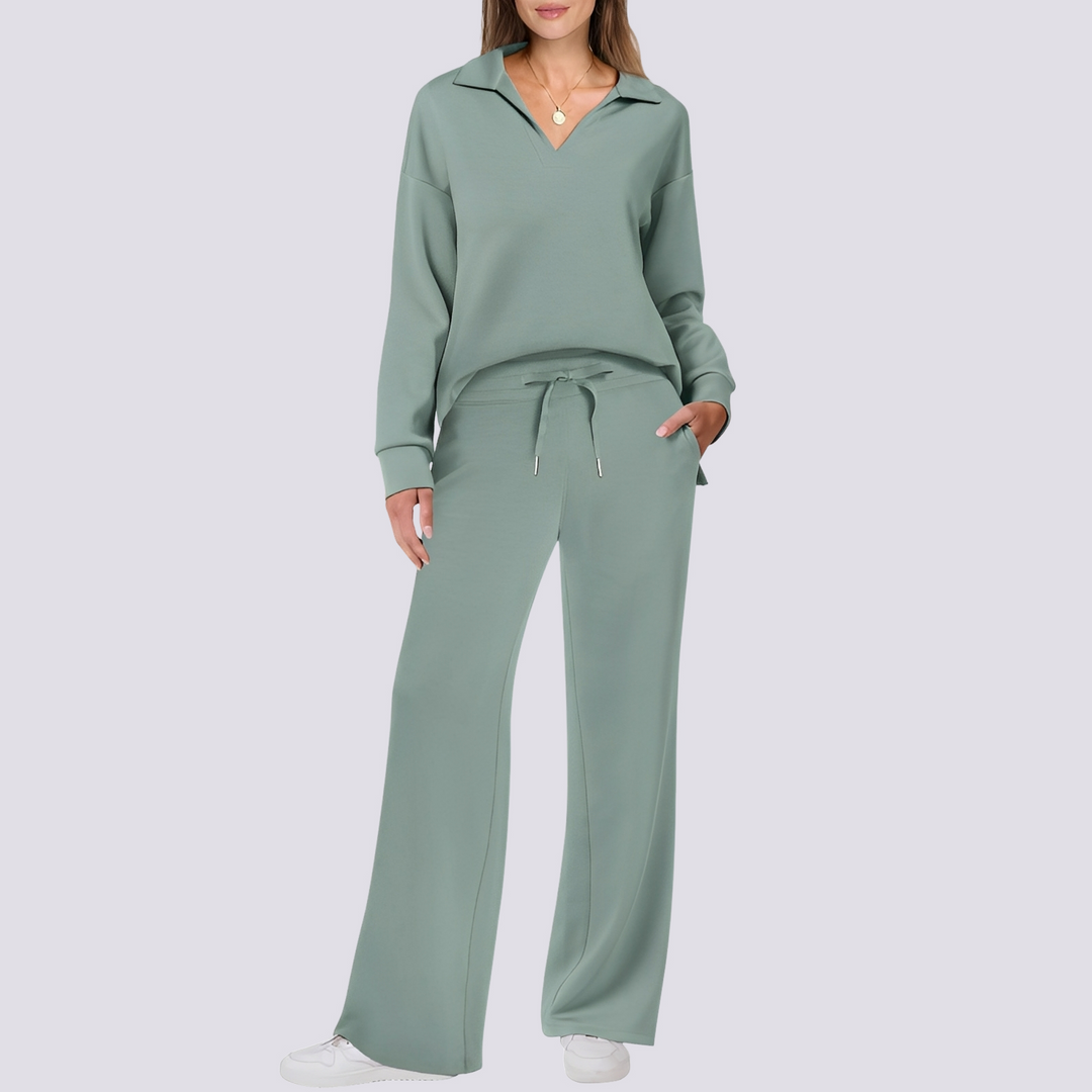 Mulher descontraída com Conjunto Tiana. Loungewear feminino confortável, perfeito como pijama ou roupa de casa.