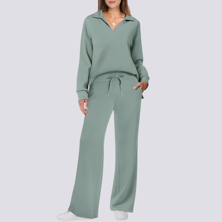 Mulher descontraída com Conjunto Tiana. Loungewear feminino confortável, perfeito como pijama ou roupa de casa.