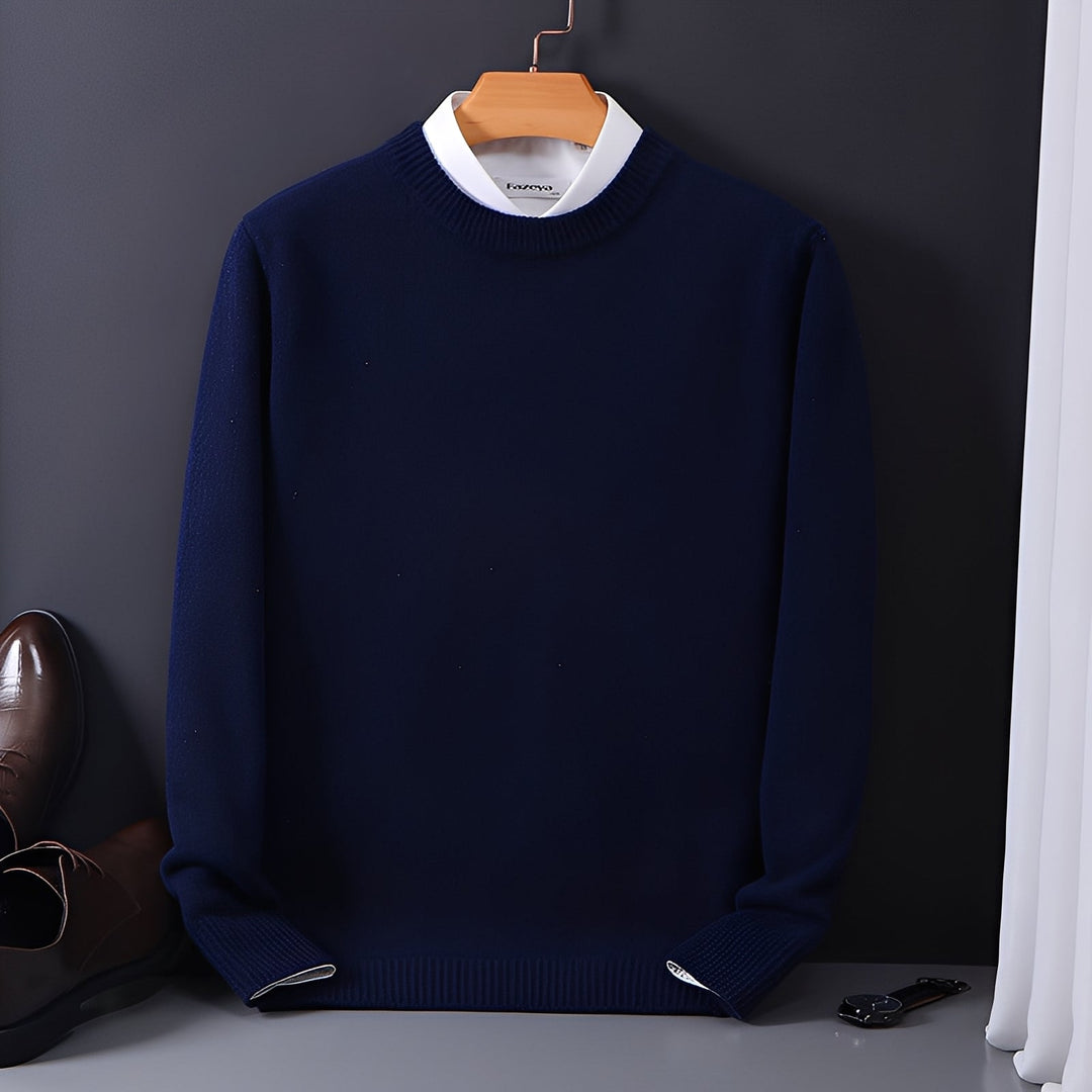 Homem elegante em suéter masculino cinza, camisa por baixo. Look versátil de escritório ou casual chic para inverno.