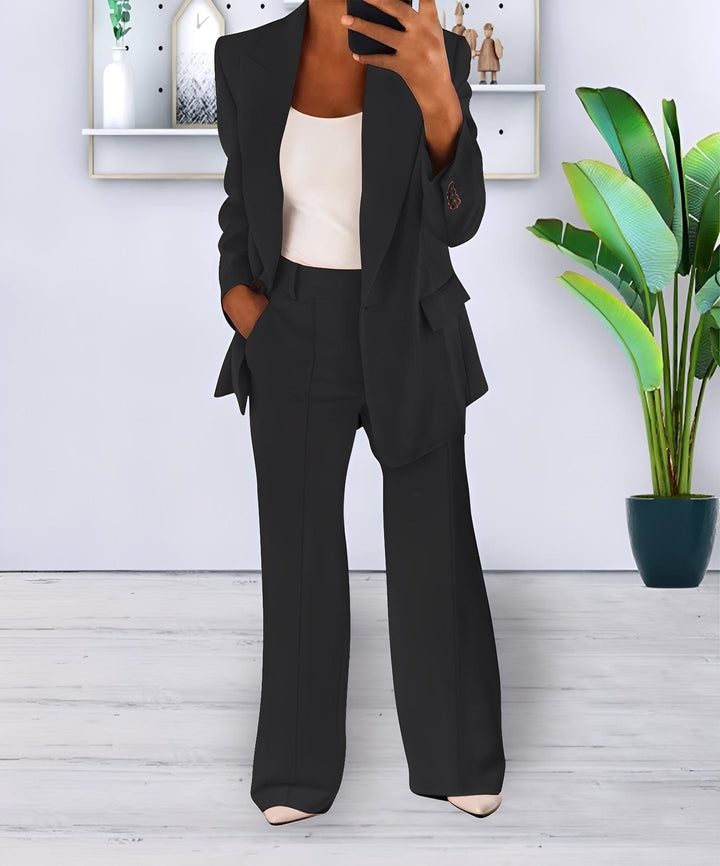 Vestuário formal feminino Cortney. Conjunto elegante de calça e blusa versátil para ocasiões especiais e escritório.