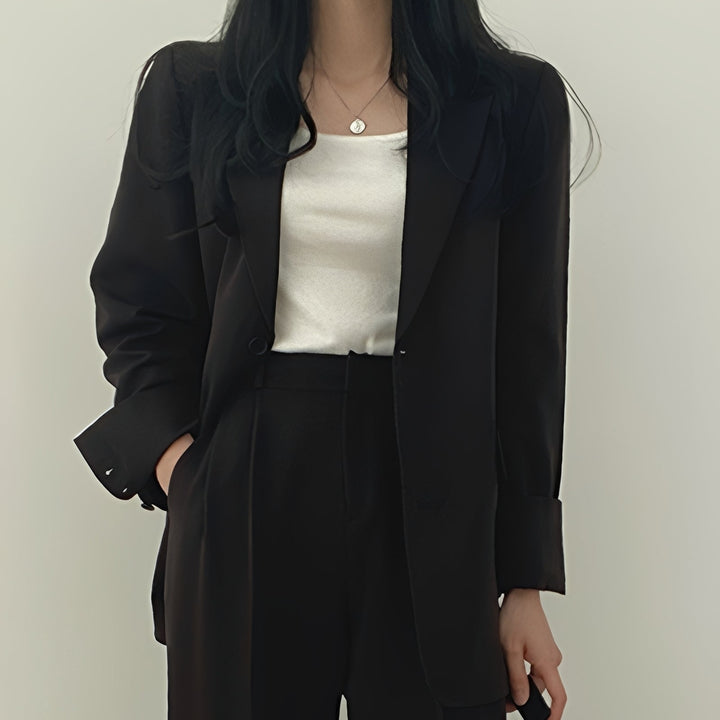 Conjunto completo Betty: blazer e calça social elegantes, criando um look feminino profissional e versátil.