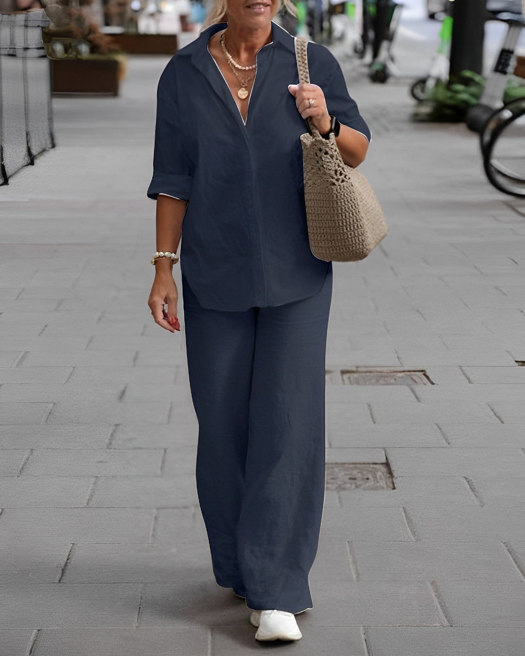 Outfit feminino de verão com manga curta e calças casuais, destacando os bolsos para praticidade e estilo.