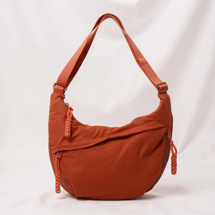 Acessório de moda: bolsa de ombro feminina Aria, versátil para looks casuais e de trabalho.