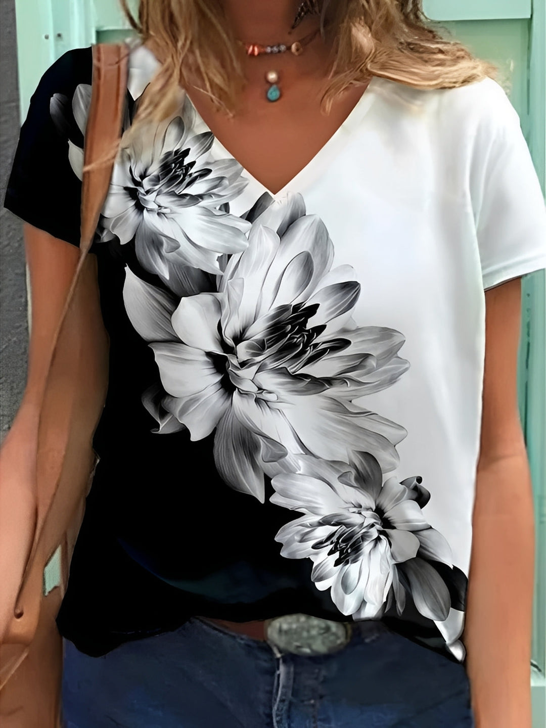Top feminino com estampa floral vibrante e colorida. T-shirt elegante para mulheres, ideal para primavera/verão.