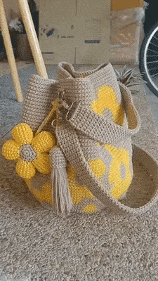 Saco tote de croché para mulher com design floral. Peça artesanal exclusiva, perfeita para um look de verão/primavera.