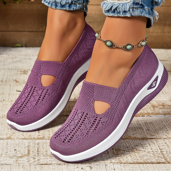 Calçado feminino Beth preto, confortável para caminhada e atividades diárias, com design casual e moderno.