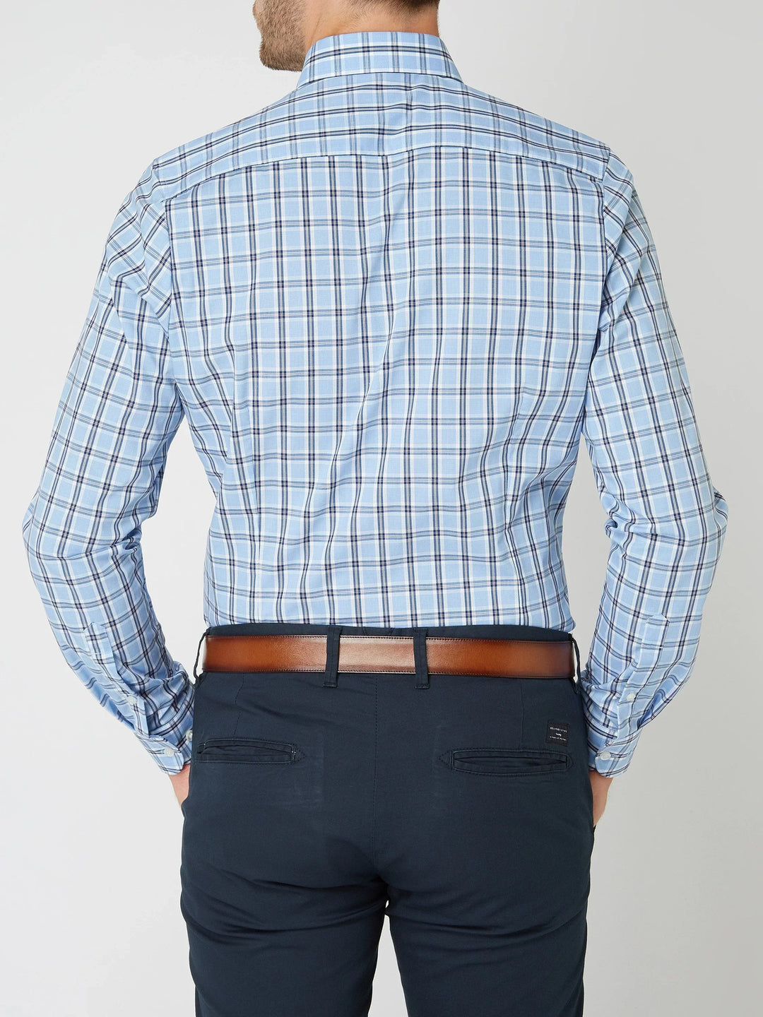 Camisa xadrez masculina de manga longa, design clássico e confortável. Essencial para o guarda-roupa.